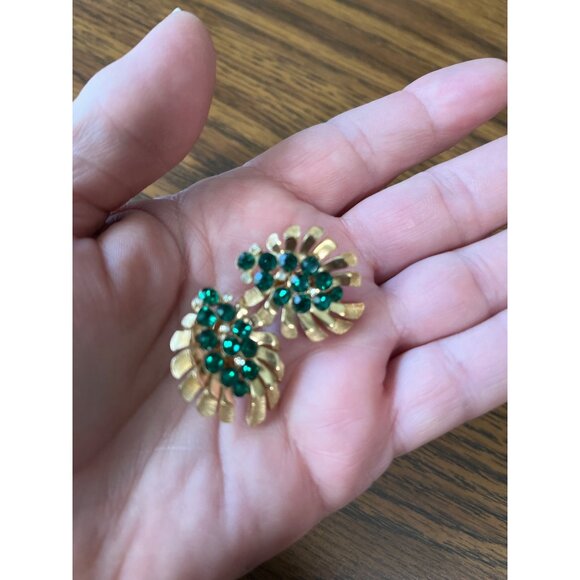 Crown Trifari gold tone and emerald green rhinestone clip earring vintage - Picture 2 of 5